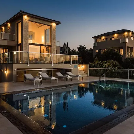 Magnifique Avec Piscine Au Bord De Vila *
