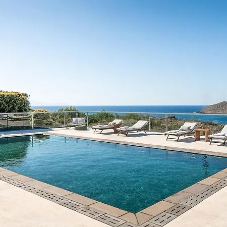 Magnifique Avec Piscine Au Bord De Chorafakia