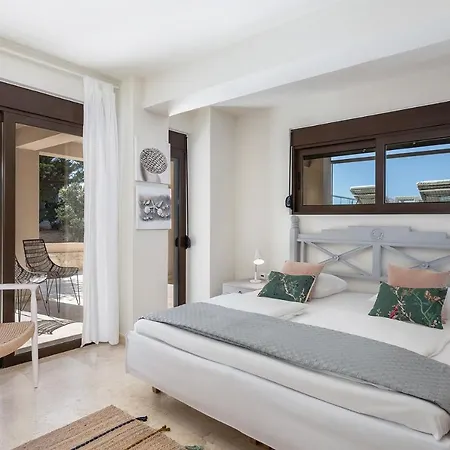 Magnifique Avec Piscine Au Bord De Villa